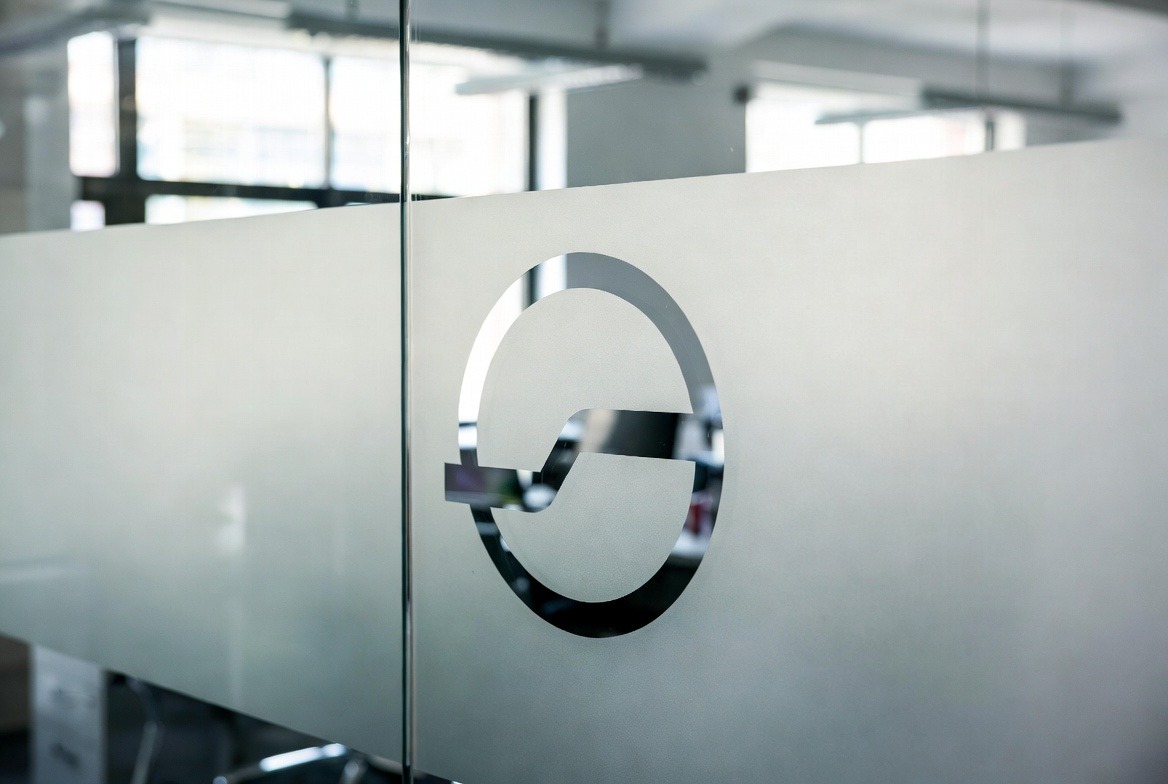 decorative-window-film-in-office